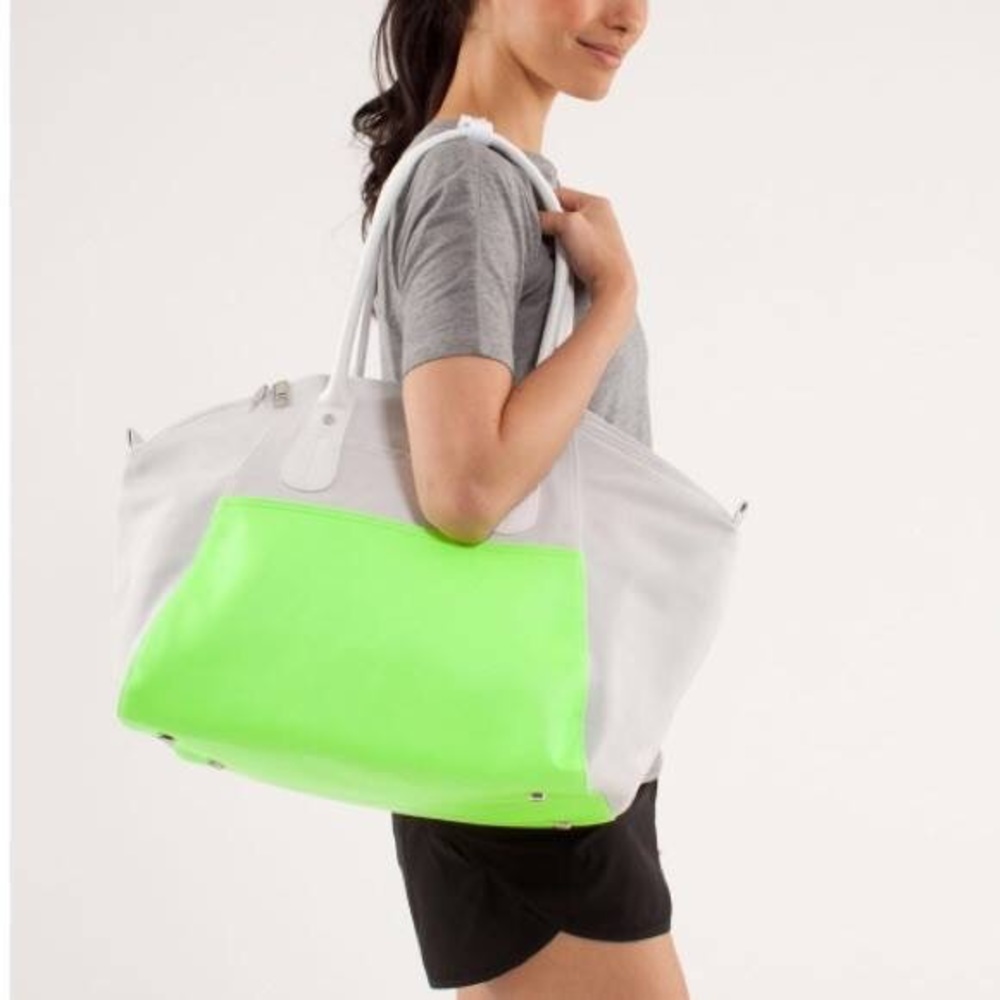 Lulu lemon Vinyasa to Vino bag